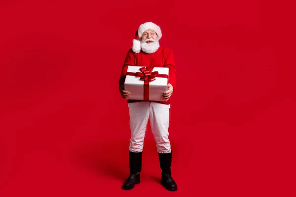 Noel Baba başlığı giyen komik, uzun boylu, komik yaşlı adam. Büyük hediye kutusu. Noel mucizesi için hazırlan. — Stok fotoğraf