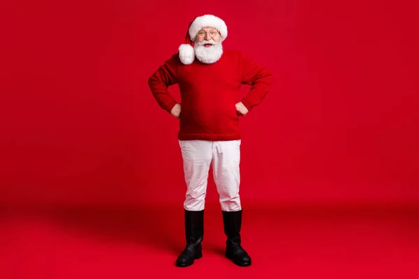 Full length photo of old man in santa claus headwear put hands middle enjoy dream come newyear event holiday wear πουλόβερ παντελόνι απομονωμένο πάνω από λαμπερό χρώμα φόντο — Φωτογραφία Αρχείου