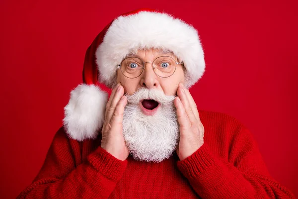 Close up portret zdumiony stary emeryt człowiek w kapeluszu Santa Claus wrażenie nowyrok wydarzenie wiadomości dotknąć szara broda krzyczeć omg nosić pullover odizolowany jasny połysk kolor tło — Zdjęcie stockowe