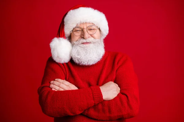 Foto van positieve oude man in kerstman kostuum hoofddeksel kruis handen klaar te vieren x-mas magie fee evenement dragen helder jumper geïsoleerd over glans kleur achtergrond — Stockfoto