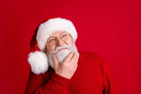 Primer plano retrato de hombre viejo pensativo inseguro en santa claus headwear look copyspace touch mano barbilla pensar x-mas regalos de año nuevo desgaste brillo suéter aislado color brillante fondo — Foto de Stock