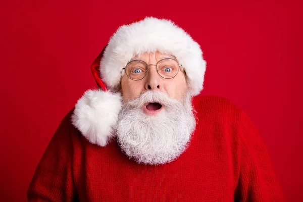Close-up portret van verbaasd oude man in de kerstman hoed kijken ongelooflijk x-mas nieuws open mond dragen trui geïsoleerd over heldere kleur achtergrond — Stockfoto