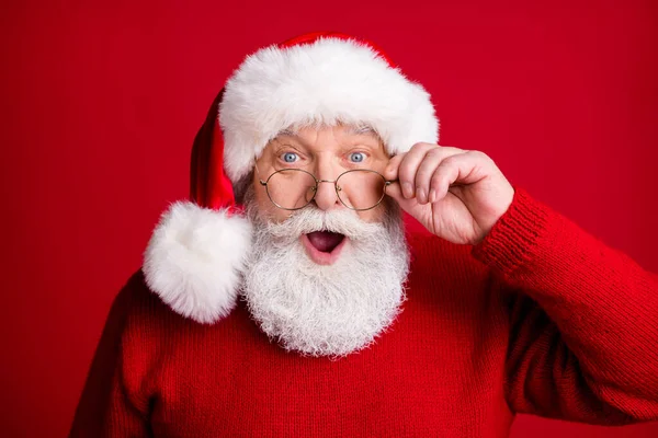 Vilka julrabatter. Chockad gubbe pensionär pensionerad i Santa claus hatt ser otroligt semester nyår nyheter touch glasögon glasögon glasögon bära ljusa swearer isolerad glans färg bakgrund — Stockfoto