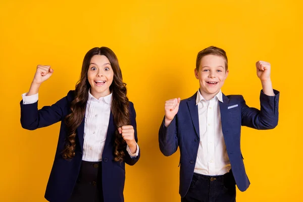 Retrato de su ella ella atractiva alegre alegre alegre suerte colegiales regocijo gran éxito una marca pasar examen de vacaciones aislado brillo vivo brillante vibrante amarillo color fondo —  Fotos de Stock