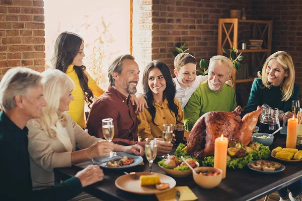 Portrait de toute la famille huit membres remercient donnant bénédiction réunion assis table saluant dîner table de dinde salon intérieur — Photo