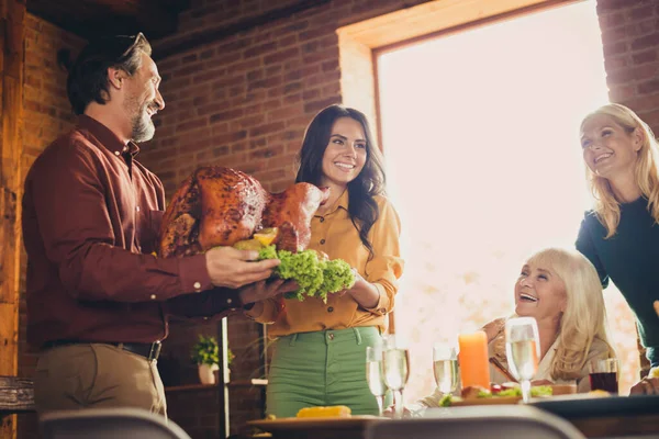 Jovem casal transportar grande peru decorado apenas a partir de churrasqueira sala de estar jantar de férias frango receita da família dentro de casa — Fotografia de Stock