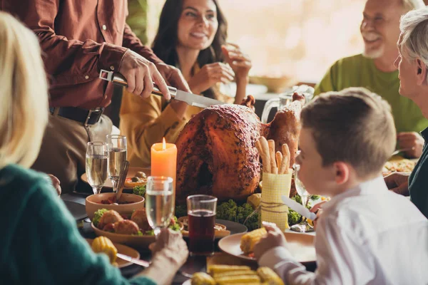 Photo of family meeting served table thanks giving dinner slicing stuffed grilled turkey living room indoors — Stock Photo, Image