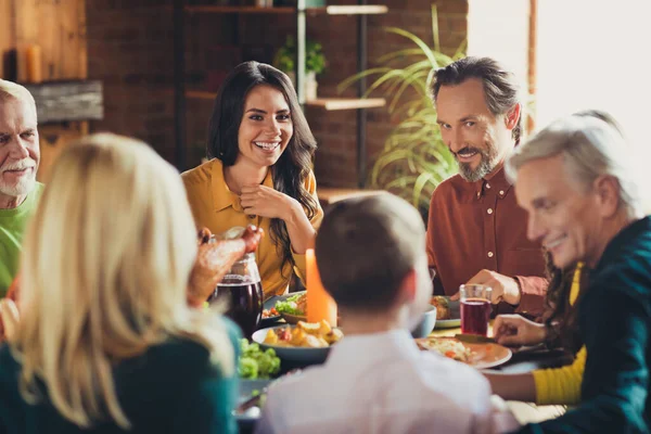 Photo holiday table family relatives gathering thanks giving dinner communicating cheerful living room indoors — Stock Photo, Image