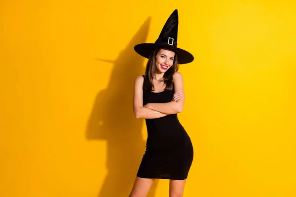 Foto van positieve prachtige heks dame betoveren kruis handen genieten halloween thema partij dragen trendy luxe rok geïsoleerd over heldere glans kleur achtergrond — Stockfoto