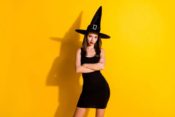 Foto de deslumbrante elegante bruxa moda senhora feiticeiro pronto feitiço fada mágica cruz mãos no tema mascarada halloween outubro partido desgaste saia isolada sobre fundo de cor brilhante — Fotografia de Stock