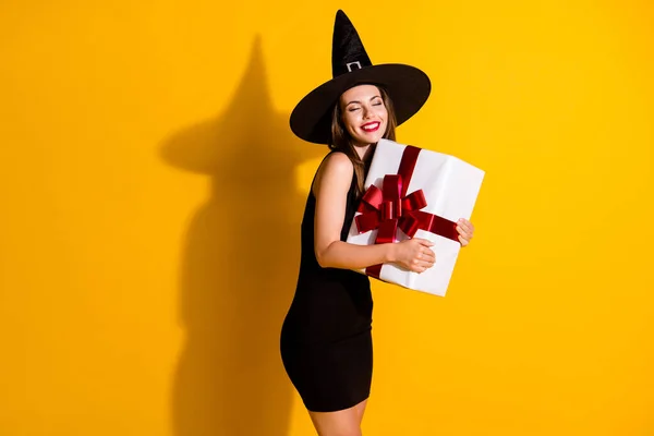 Profiel zijaanzicht portret van haar ze aantrekkelijke vrolijke dromerige dame tovenaar vasthouden in handen omarmen grote grote giftbox romantiek geïsoleerde heldere levendige glans levendige gele kleur achtergrond — Stockfoto