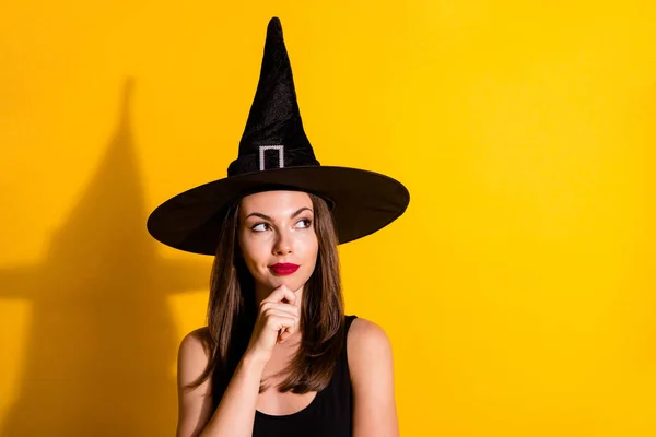 Close-up portret van haar ze mooi uitziende aantrekkelijke mooie glamoureuze dame wizard beslissen aanwijzing kopiëren ruimte aanraken kin geïsoleerd op heldere levendige glans levendige gele kleur achtergrond — Stockfoto