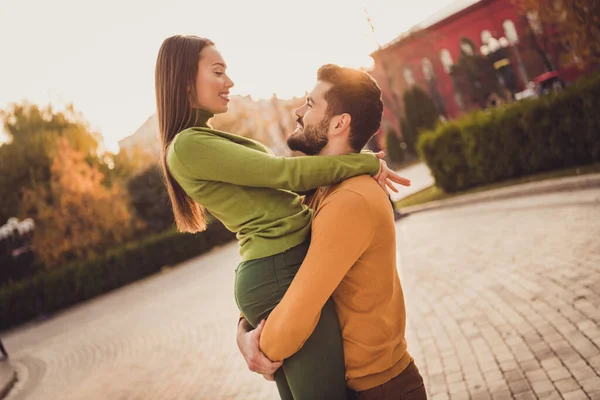 Foto av passionerade charmiga makar kille hålla kram älskad flicka i höst stad oktober park bära polotröja gul jumper — Stockfoto
