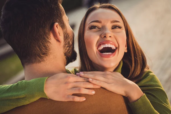Powrót tylny kręgosłup widok zdjęcie pozytywne dziewczyna przytulić mąż opowiadać dowcipy w październik centrum miasta na zewnątrz nosić sweter turtleneck — Zdjęcie stockowe