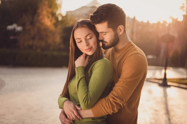 Apasionado pareja chico abrazo abrazo su novia en otoño octubre naturaleza ciudad parque desgaste amarillo verde cuello alto suéter —  Fotos de Stock