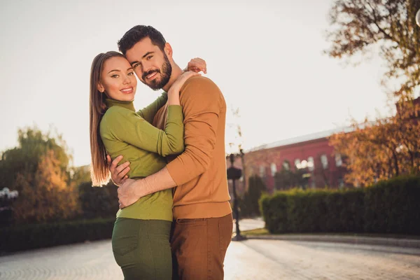 Foto de pareja de unión apasionada chico de la muchacha abrazándose en otoño septiembre ciudad centro parque desgaste jersey de cuello alto —  Fotos de Stock