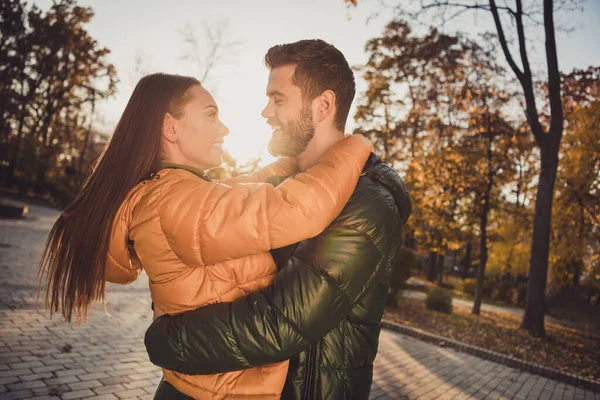 Tutkulu bir çiftin profil fotoğrafı, erkek erkeğe sarılıyor, kıza sarılıyor, Eylül sarısı sonbahar parkında ceket giyiyor. — Stok fotoğraf