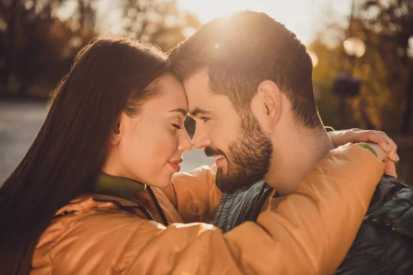 Love Soulmate Story Konzept. Leidenschaftliches Bonding Paar Mädchen Umarmung Kerl im Herbst Stadtpark tragen gelbe Mäntel — Stockfoto