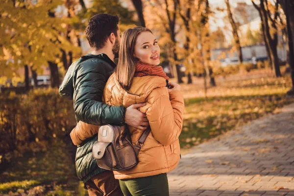 Bakre ryggraden visa foto av harmoni romantisk par promenad i oktober höst skog stad park krama bära rockar — Stockfoto