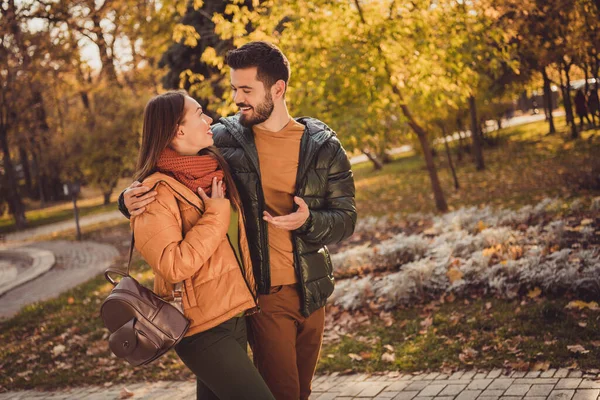 Foto de pareja positiva ir en otoño de fin de semana fuera bosque parque hablar desgaste octubre mochila abrigos amarillos — Foto de Stock