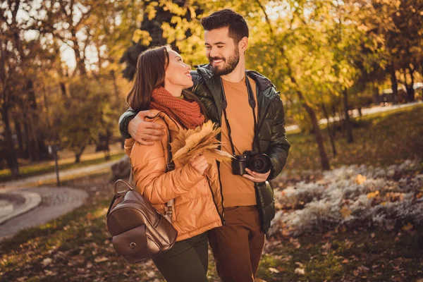 Фото романтичної гармонії пара йде осінь жовтень парк дівчина тримає кленове листя носити сезон верхній одяг — стокове фото