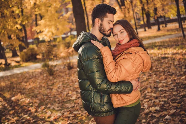 Fotó szeretetteljes szenvedélyes pár srác ölelés csók barátnő ősszel szeptemberben erdő város park viselni kabát sál — Stock Fotó