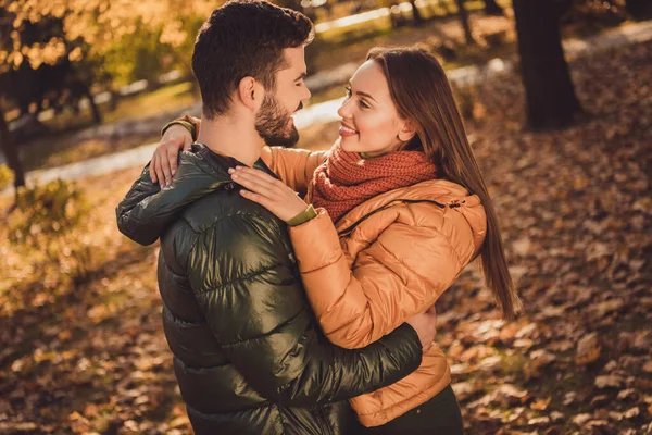 Foto de casal afetuoso apaixonado menina abraço alma gêmea namorado no outono floresta setembro parque desgaste casacos — Fotografia de Stock