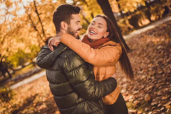 Foto de ligação apaixonada casal cara abraço abraço rindo namorada no outono outubro folhagem parque desgaste estação casacos — Fotografia de Stock