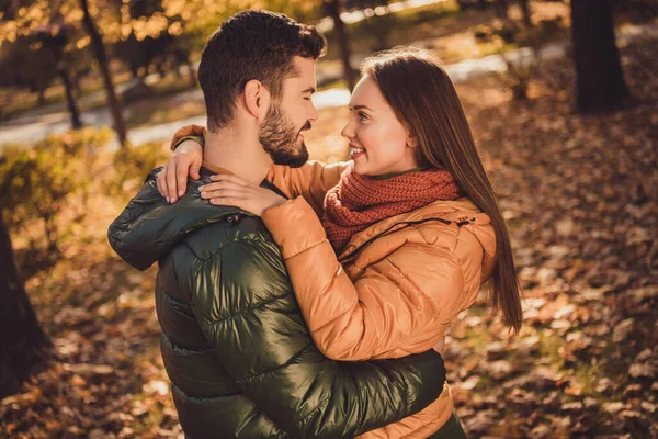 Foto von charmanten leidenschaftlichen Paar Kerl umarmen seine aussehende Freundin im Herbst September Stadtpark — Stockfoto