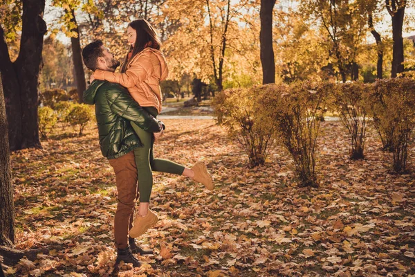 Perfil de lado em tamanho real foto de ligação duas pessoas casal cara segurar namorada no outono setembro floresta desgaste casacos — Fotografia de Stock