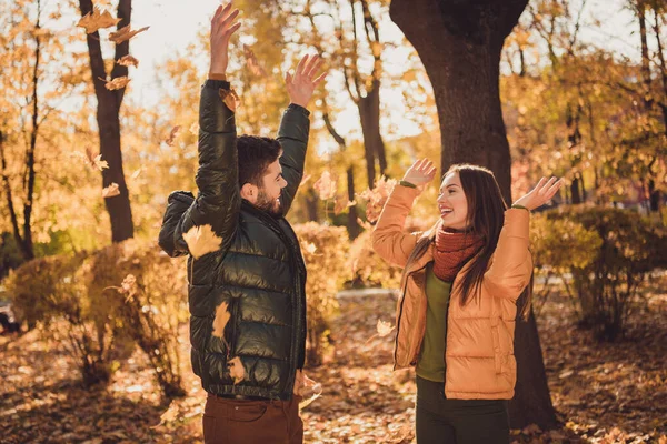 Foto av positiva glada par kille flicka kasta oktober lönnlöv i utanför höstens stadspark bära rockar — Stockfoto