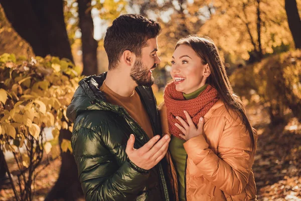 Foto de dois amigos positivos cara contar sua notícia menina espantada no outono ao ar livre setembro cidade parque desgaste outerwear — Fotografia de Stock