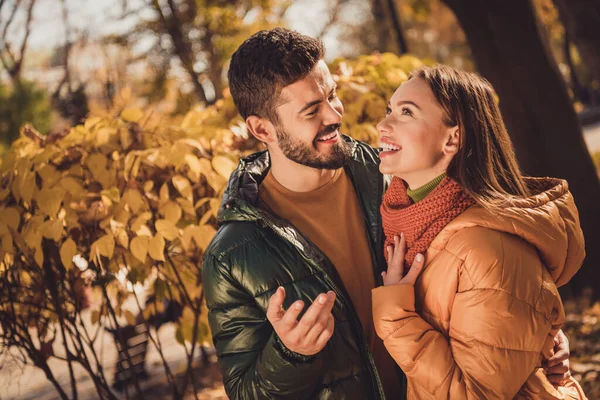 Fénykép pozitív vidám barátok srác beszélni csinos lány ősszel szeptemberben kívül városi park erdőben — Stock Fotó