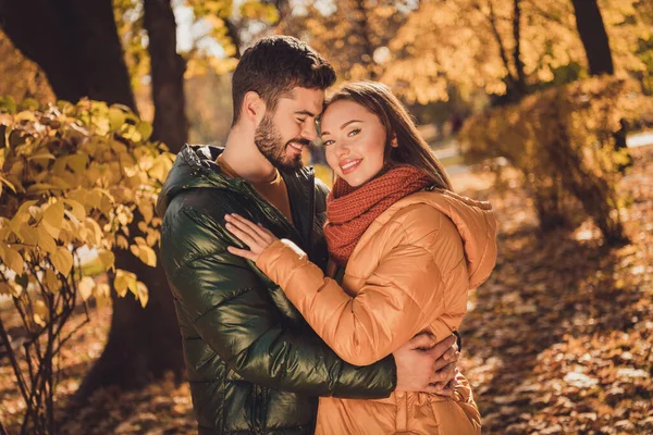 Foto av positiv charmig tillgiven par kille krama sin flickvän i höst September utomhus park — Stockfoto