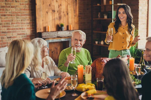 Thanksgiving großes Familientreffen fröhliche junge Mutter erzählen Gruß Toast trinken Sekt Wohnzimmer drinnen — Stockfoto