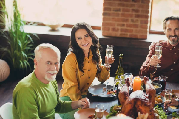 Serviertafel Erntedank Treffen große Familienmitglieder hören Gruß Toast trinken Sekt Wohnzimmer drinnen — Stockfoto