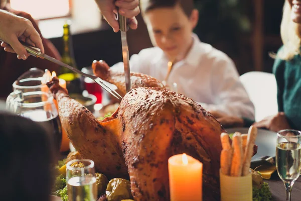 Foto recortada mesa servida gracias a la cena de vacaciones decorado pavo cortado vela fuego sala de estar en el interior — Foto de Stock