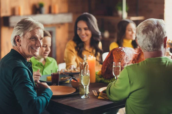 Foto av stor familj tack ger händelse kalkon serveras middag kommunicera ha roligt hus vardagsrum inomhus — Stockfoto