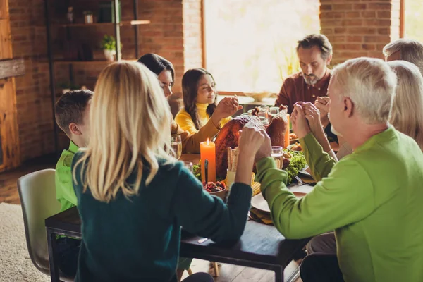 Foto der vollen Familie Gebetszeit halten Hände dank geben Abendessen Veranstaltung hausgemachte Fest sitzen serviert Tisch Truthahn Wohnzimmer drinnen — Stockfoto