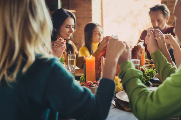 Foto van grote familie gebed traditie hand in hand dankzij het geven van diner vakantie zitten geserveerd tafel kalkoen woonkamer binnen — Stockfoto