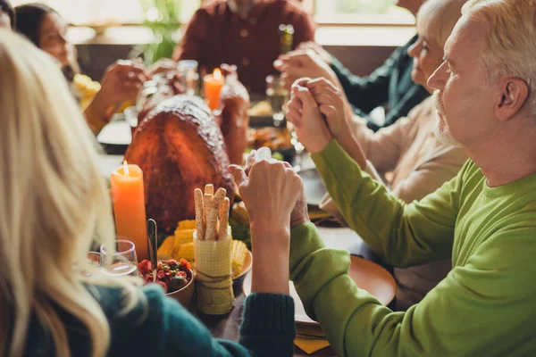 Vollständige Familie Gnade Gebet halten Hände dank geben Tradition vor dem Abendessen Urlaub sitzen Tisch Türkei Wohnzimmer drinnen serviert — Stockfoto