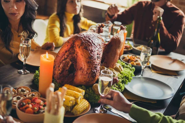 Foto di tavola servita grazie dando cena guarnita generazione famiglia tacchino raccolta benedizione casa soggiorno al chiuso — Foto Stock