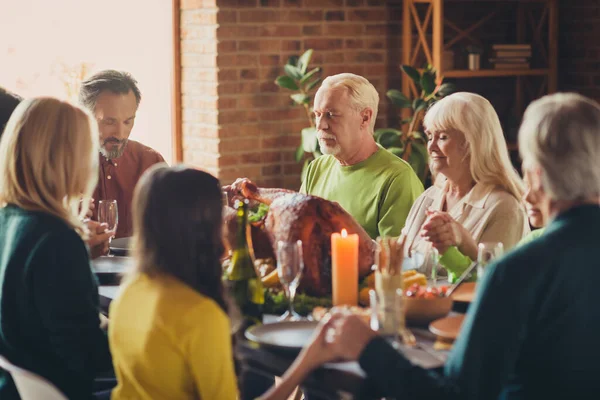 Photo of full family prayers hold hands thanks giving gathering sit table turkey autumn served dinner evening living room indoors — Stock Photo, Image