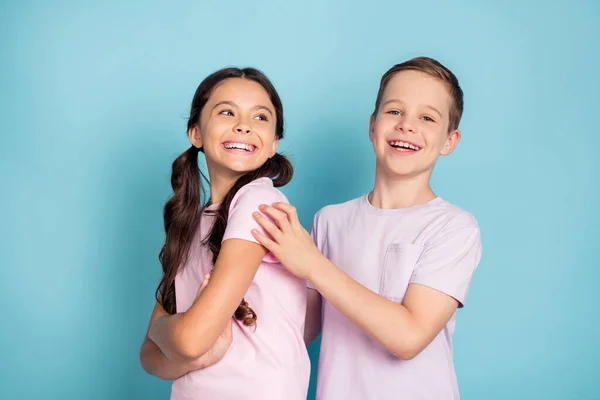 Foto de positivo alegre dos niños niño niña feliz familia concepto desgaste buena ropa de aspecto aislado sobre fondo de color azul —  Fotos de Stock