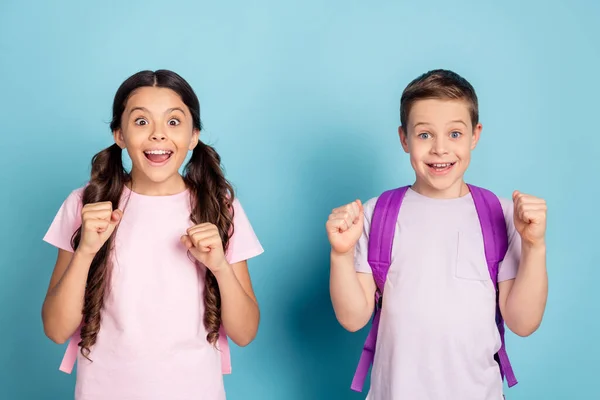 Retrato de su ella ella agradable atractivo pequeño alegre alegre impresionado asombrado escolares pareja grandes buenas noticias reacción suerte esperar aislado azul pastel color fondo —  Fotos de Stock