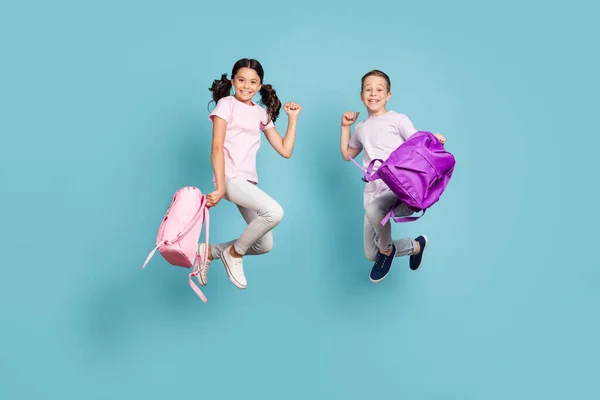 Comprimento total tamanho do corpo vista de seu ele ela agradável atraente pequeno pequeno companheiro alegre amigos amizade saltando se divertindo regozijando bom humor isolado azul pastel cor fundo — Fotografia de Stock