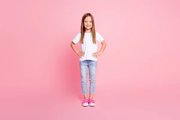Ganzes Foto von netten entzückenden Kind Mädchen genießen Frühling Wochenende Ruhe entspannen legen Hände Taschen tragen gute Optik Kleidung Schuhe isoliert über rosa Hintergrund — Stockfoto
