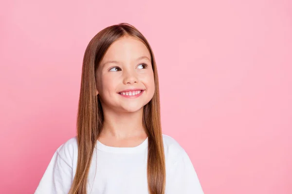 Primer plano retrato de ella ella agradable atractivo encantador curioso alegre alegre alegre foxy jengibre chica overthinking espacio de copia aprendizaje aislado sobre rosa pastel color fondo — Foto de Stock