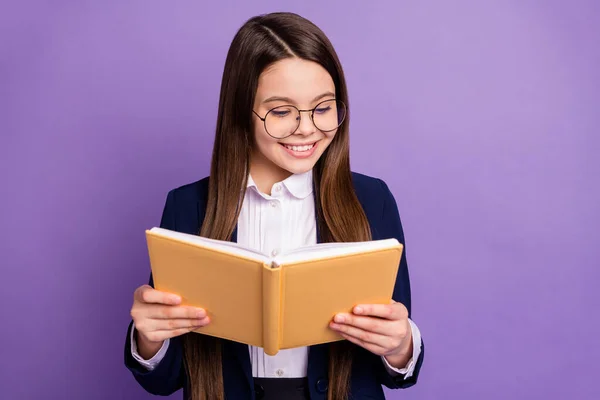 Close-up retrato dela ela adorável focado cérebro de cabelos compridos pré-adolescente menina estudante leitura home tarefa diário isolado brilhante brilho vívido vibrante cor lilás violeta fundo — Fotografia de Stock