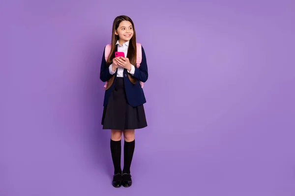 전체 몸길이의 프로필 사진그녀는 작고 명랑 한 머리 소녀로 가젯을 사용하여 웹 5g 앱 wi-fi 고립 된 보라색 목부용 파스텔 색상 배경을 사용 한다. — 스톡 사진